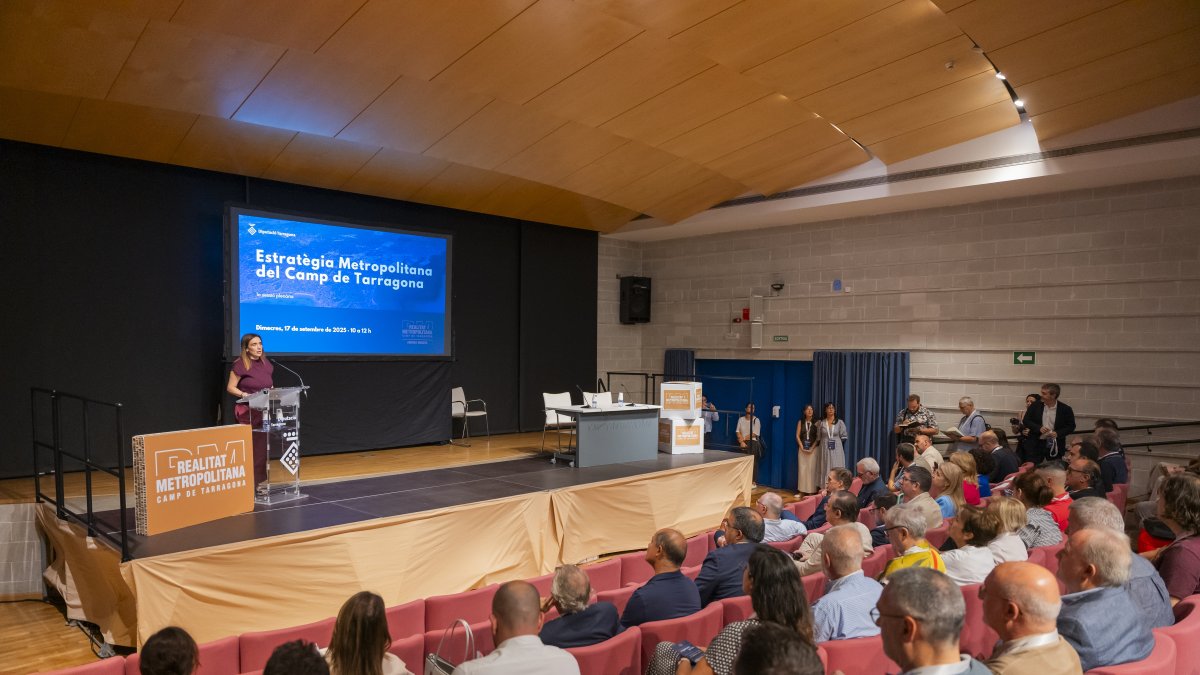 L’alcaldessa de Reus, Sandra Guaita, durant la seva intervenció en la jornada que va desenvolupar-se aquest dimecres a l’Auditori Higini Anglès de Reus.