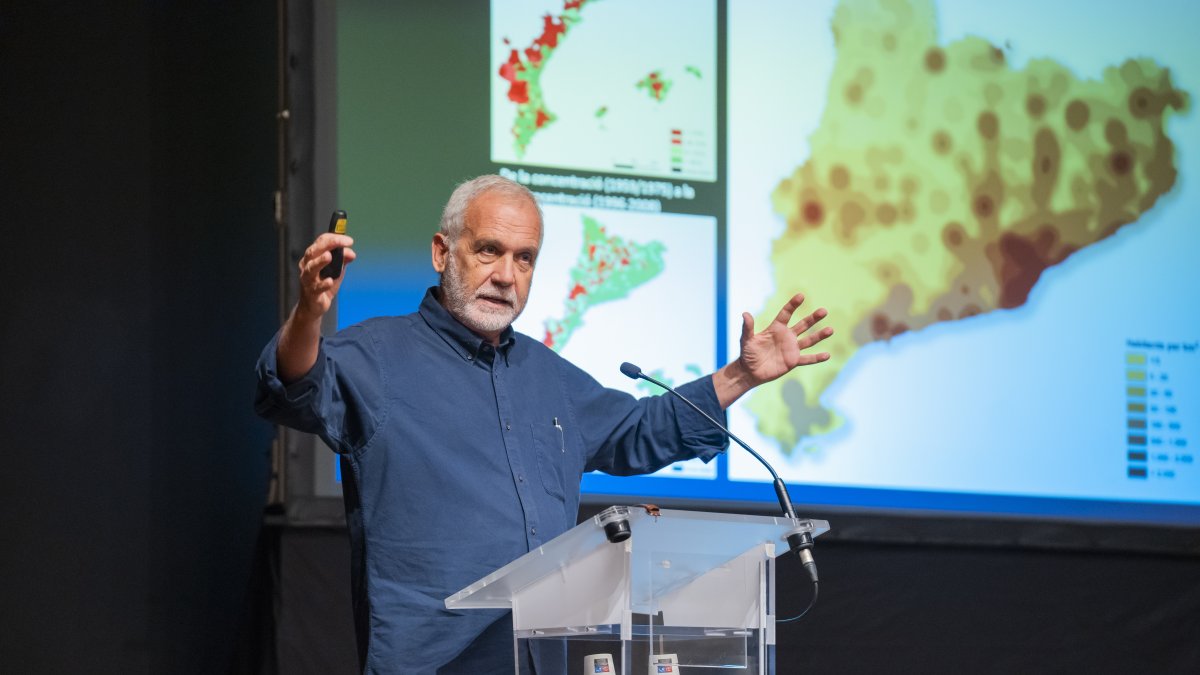 Oriol Nel·lo, en el transcurs de la seva ponència, en què va plantejar problemes compartits com l’accés a l’habitatge.
