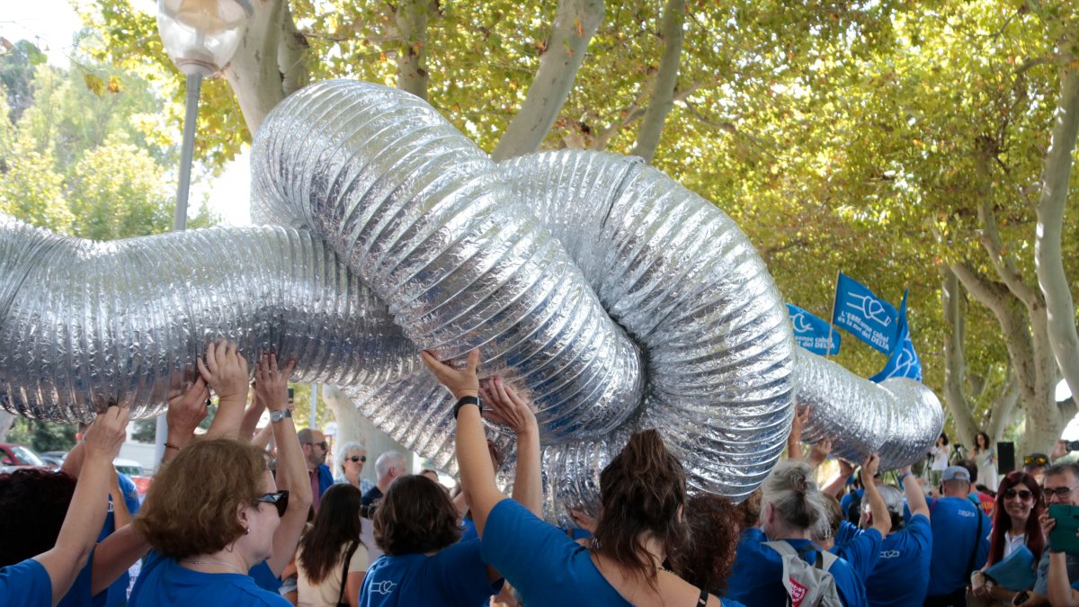L'emblemàtic nus símbol de la PDE ha estat transportat fins a l'escenari de la festa dels 25 anys de la plataforma