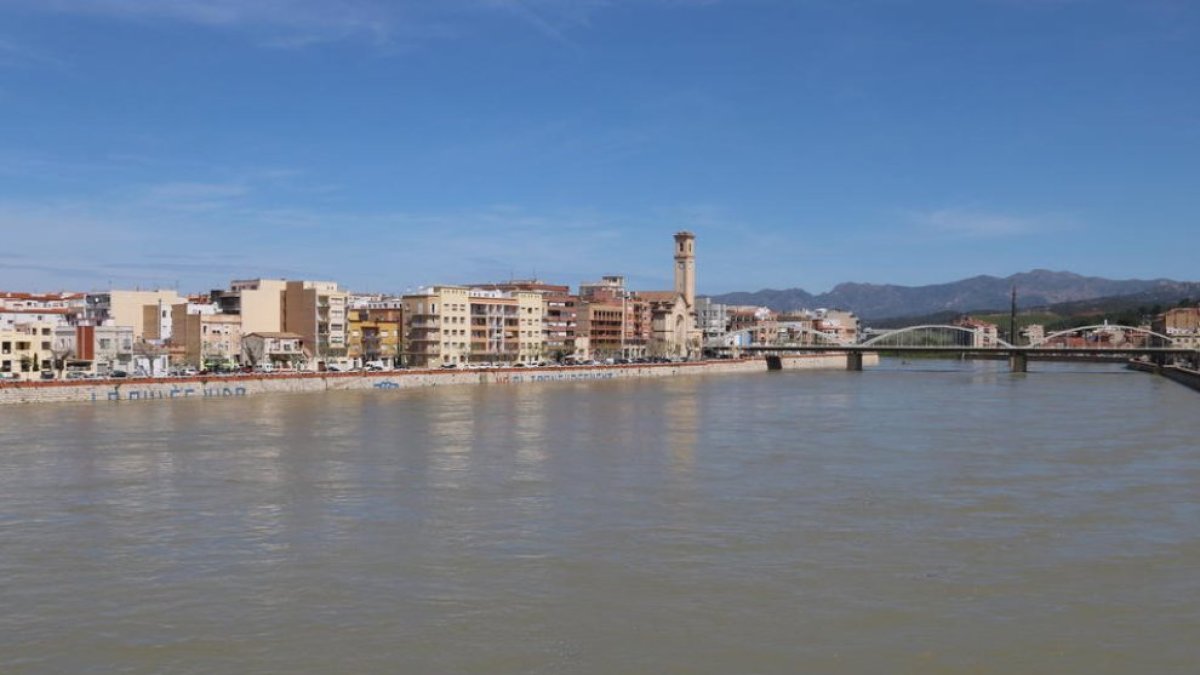 Imatge del riu Ebre crescut en una imatge d’arxiu
