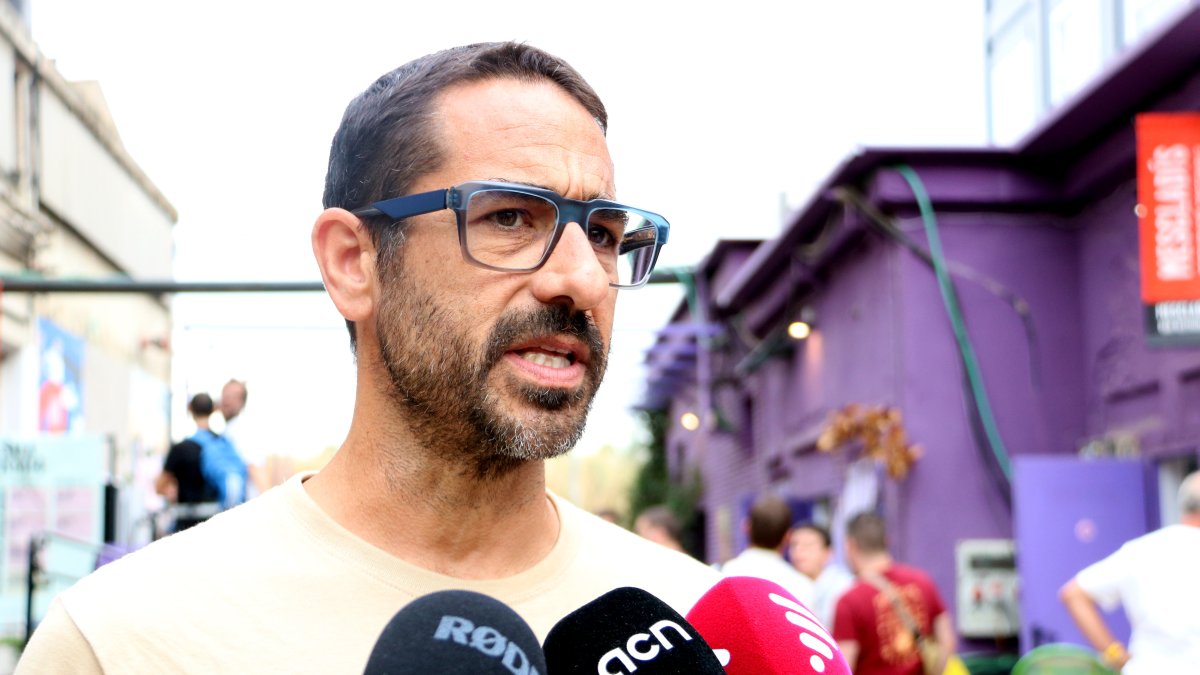 El secretario general de la CUP, Non Casadevall, haciendo declaraciones a los medios de comunicación