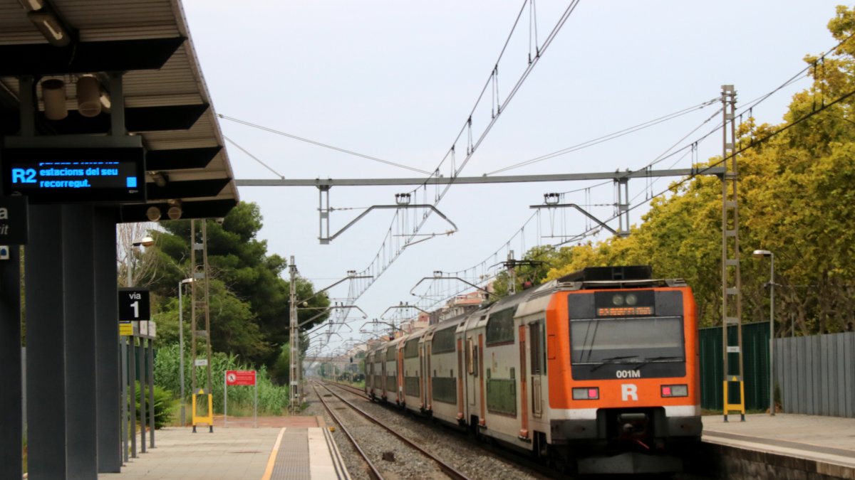 Un tren de la línea R2 Sur entra a la estación de Calafell