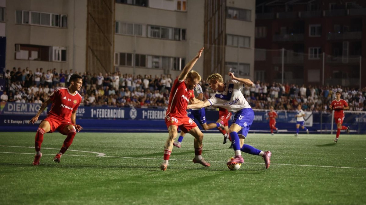 El lateral del Nàstic Sergio Santos en un duel amb George Andrews, de l’Europa.
