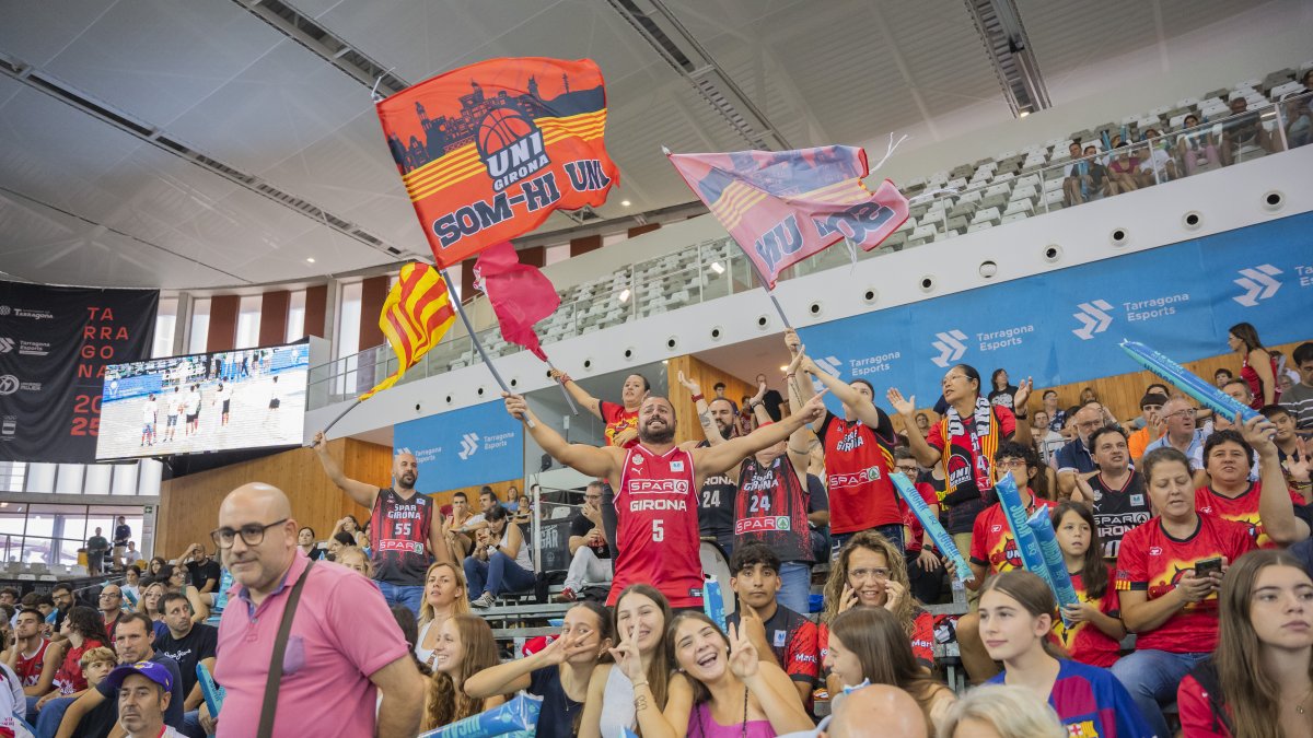 Els aficionats que es van desplaçar fins a Tarragona per gaudir dels seus equips al Palau d’Esports Catalunya.