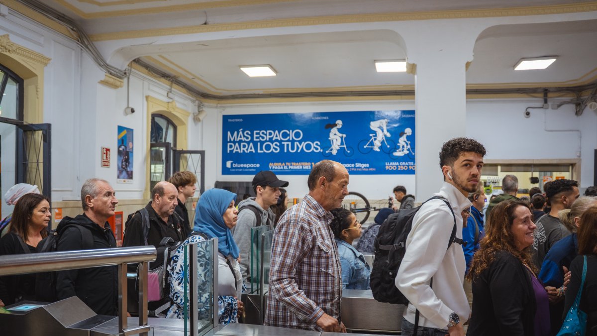 Pasajeros en la estación de Rodalies en Sitges en el primer día del corte por obras en Castelldefels