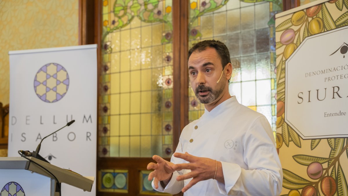 El xef del restaurant Disfrutar de Barcelona, Eduard Xatruch, durant la ponència que va pronunciar a l’Institut Pere Mata.