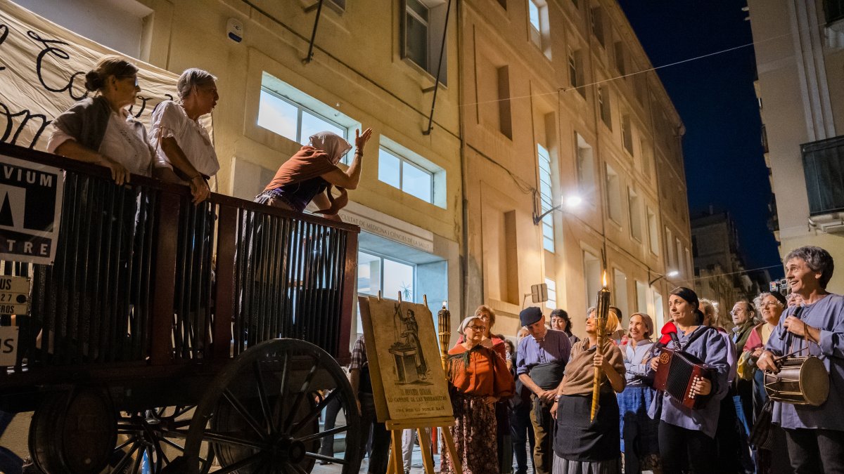 La primera representació va desenvolupar-se a la plaça de la Patacada de Reus.