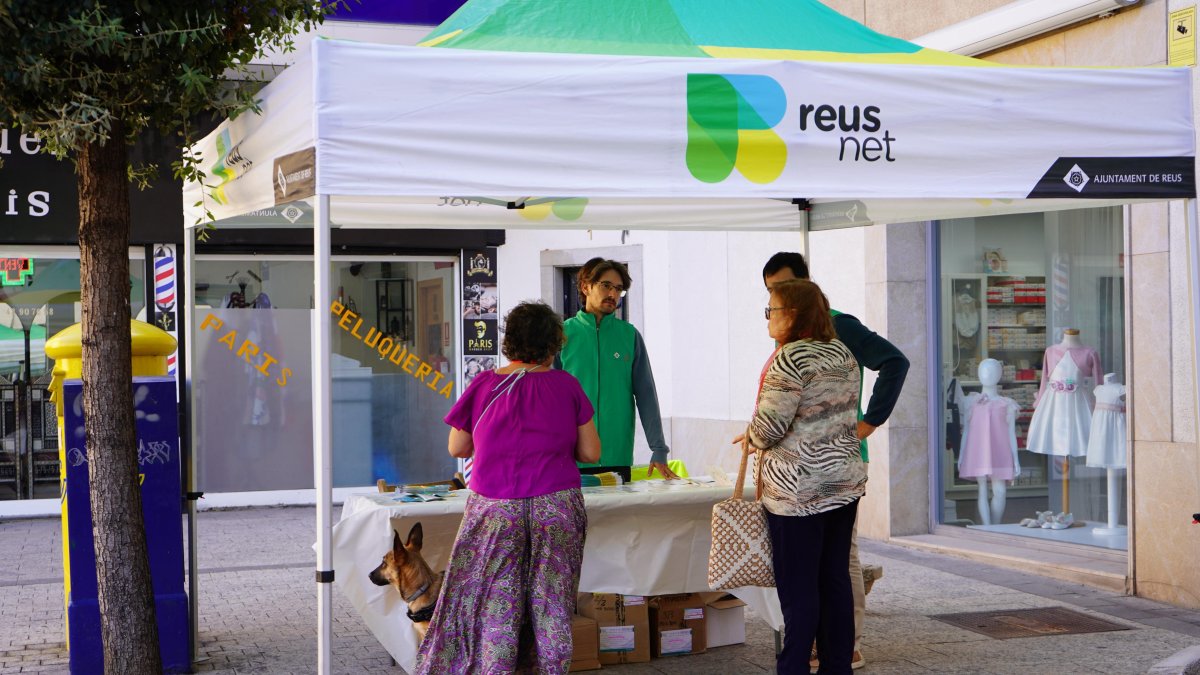 Un equipo de educadores ambientales ha establecido una carpa en horario de mañana y tarda en las zonas donde se localizan el mayor número de incidencias.