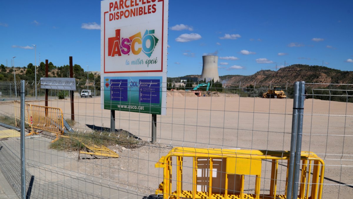 Tancat a la zona on es construeixen les noves naus industrials a Ascó, davant de la central nuclear.