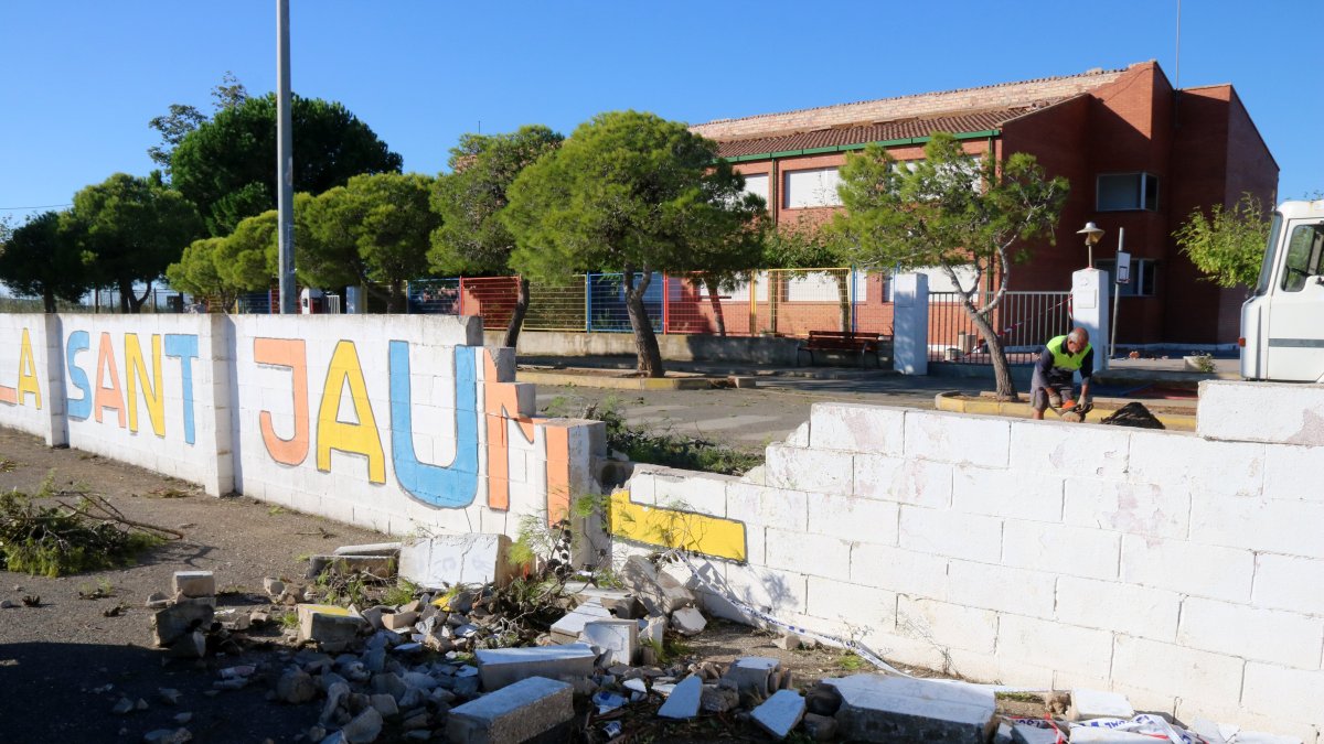 Un tramo de muro afectado por la caída de un pino en la escuela de Sant Jaume d'Enveja