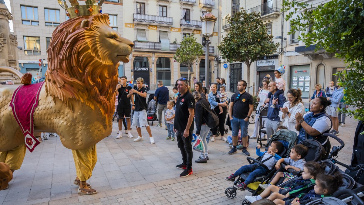 Els balls i elements del Seguici Festiu van desfermar una cercavila multitudinària i esbojarrada pels carrers del centre.