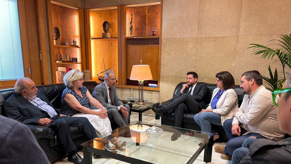Imatge de la trobada entre l'Ajuntament i l'ambaixador
