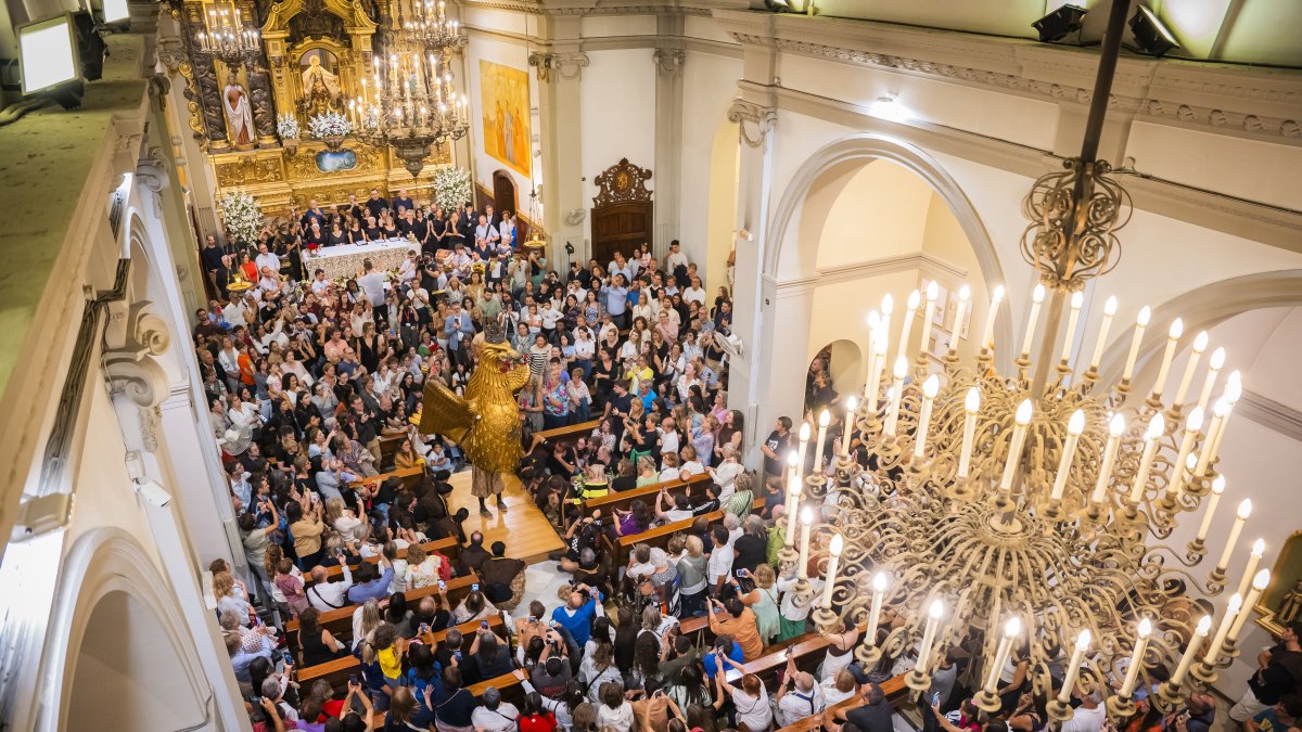 Fotografía de la Àliga de Reus haciendo el Baile Solemne corto en el Santuario de Misericordia, a cargo del. aliguero Gerard Llauradó.