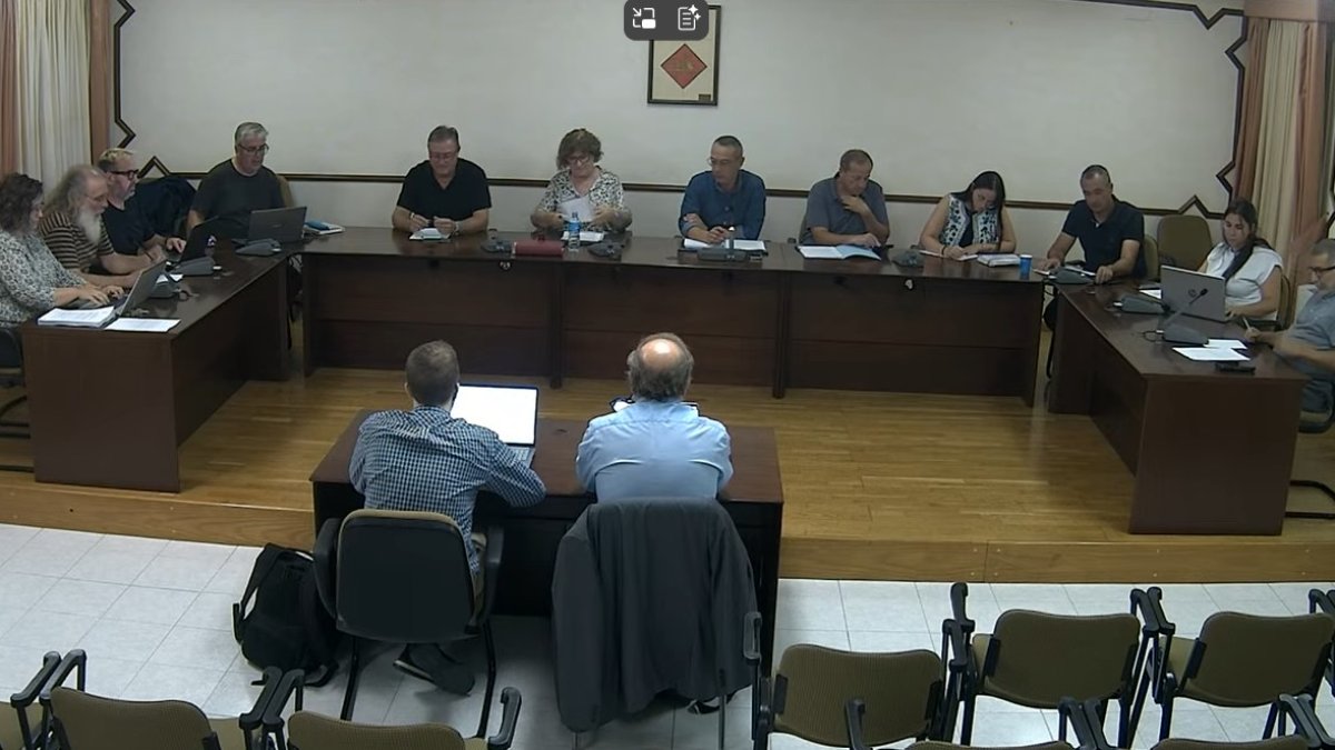 También se aprobó una modificación del POUM en materia de piscinas, porches, vallas en caminos y viviendas