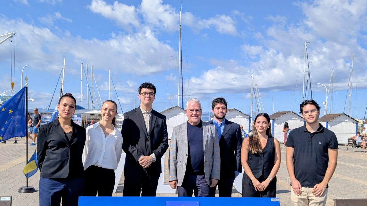 El alcalde de Salou con miembros de la JEF después de la inauguración del 'banco'