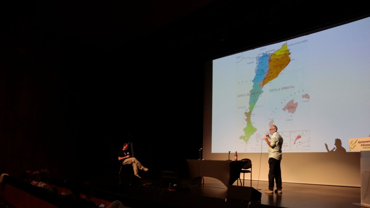 El professor de la Universitat Rovira i Virgili, Pere Navarro, durant la conferència sobre el mapa dialectal del català