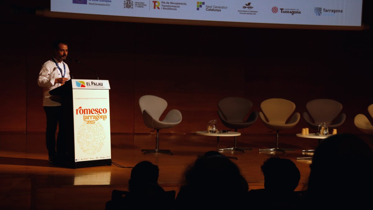 Eduard Xatruch, chef del restaurante Disfrutar, abre el congreso del romesco en Tarragona.