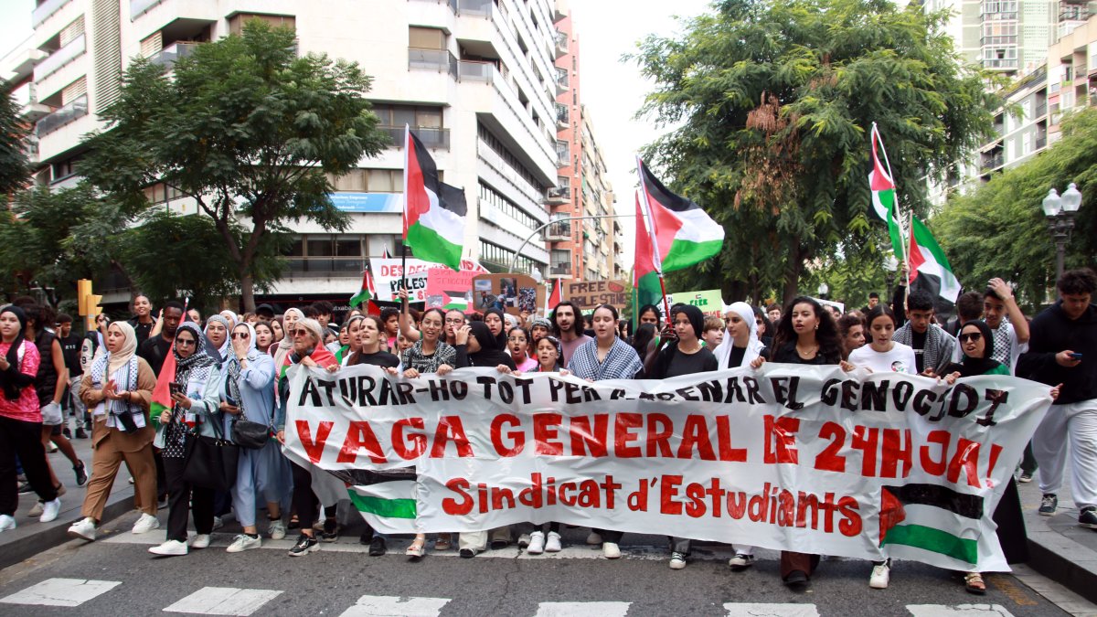 Capçalera de la manifestació convocada pel Sindicat d'Estudiants per denunciar el genocidi de Gaza a Tarragona.