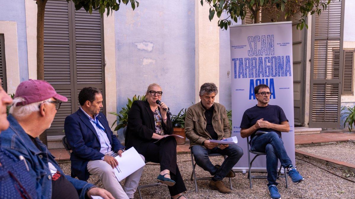 El cartell d’enguany, obra del dissenyador Pau Llop, simbolitza els tres estats de l’aigua: líquid, sòlid i gasós.