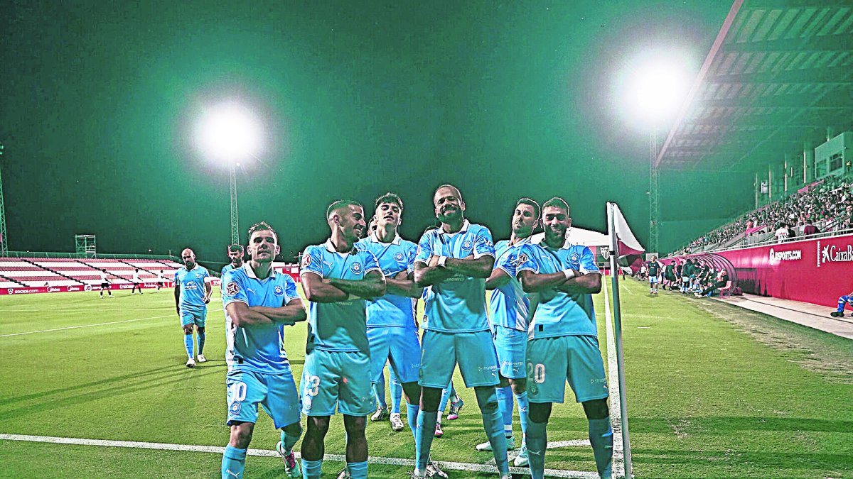 El delantero estrella del Ibiza Bebé (el segundo por la derecha) celebrando un gol esta temporada.