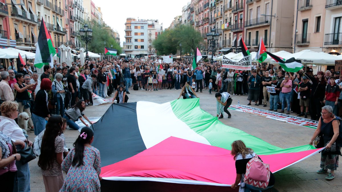 Imagen de la manifestación en la plaça de la Font.