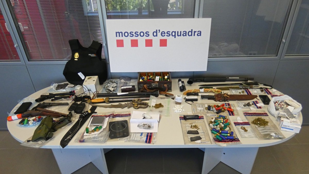 En els registres es van intervenir diverses armes, entre les quals hi havia dues armes de foc llargues i una pistola de tir esportiu.