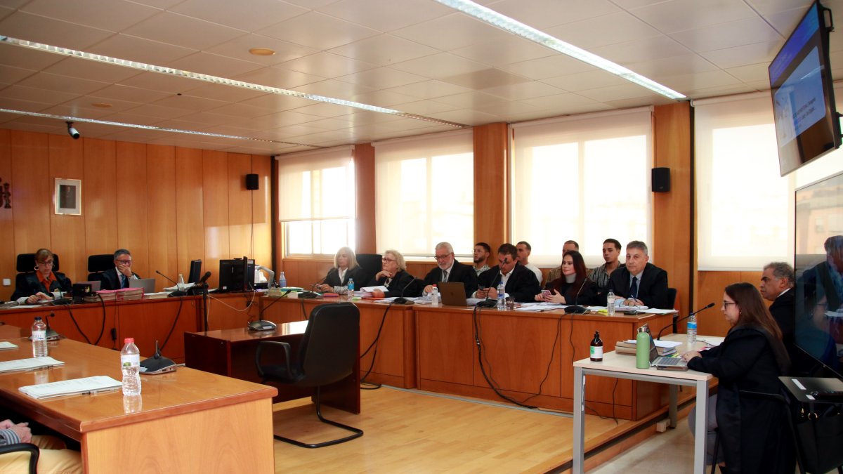 Els acusats de matar un home a Roquetes el gener de 2022, amb els seus advocats i les acusacions, a l'inici del judici a l'Audiència de Tarragona.