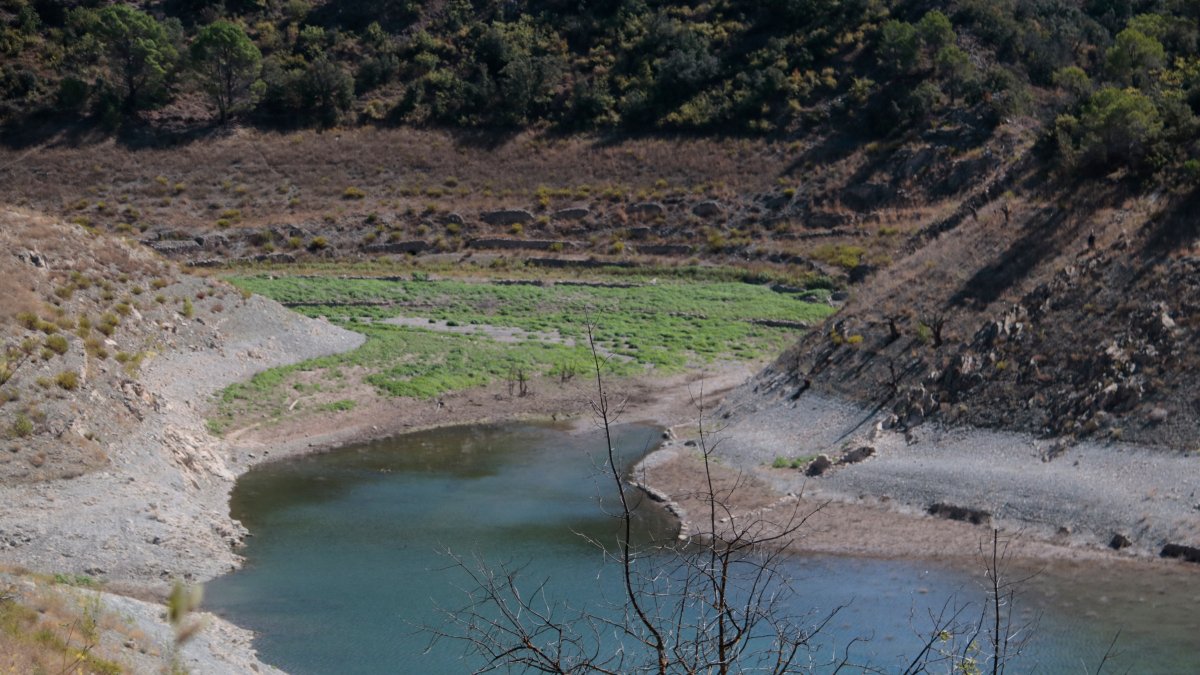 Aspecto que ofrece el pantano de Siurana, que no supera el 15% de su capacidad este septiembre.