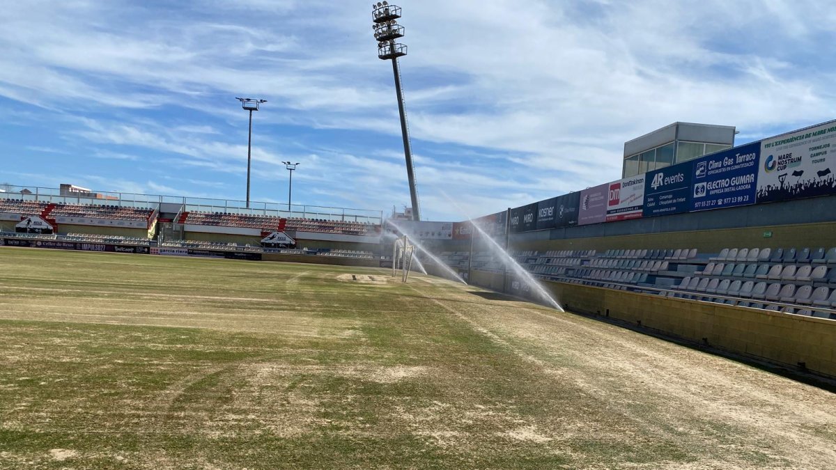 Los trabajos se han iniciado con el rascado del terreno de juego y la resiembra de la variedad de invierno.