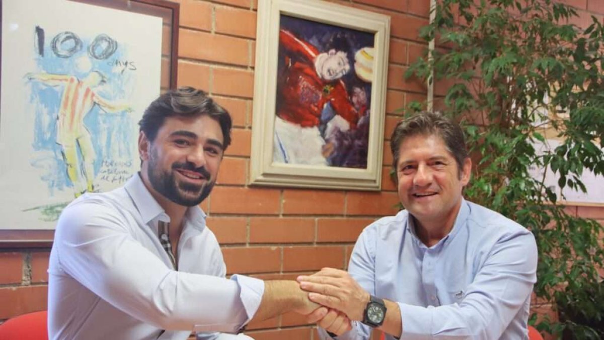 El president executiu del Nàstic Lluis Fàbregas amb el representant d'Athlos Sports Travel.