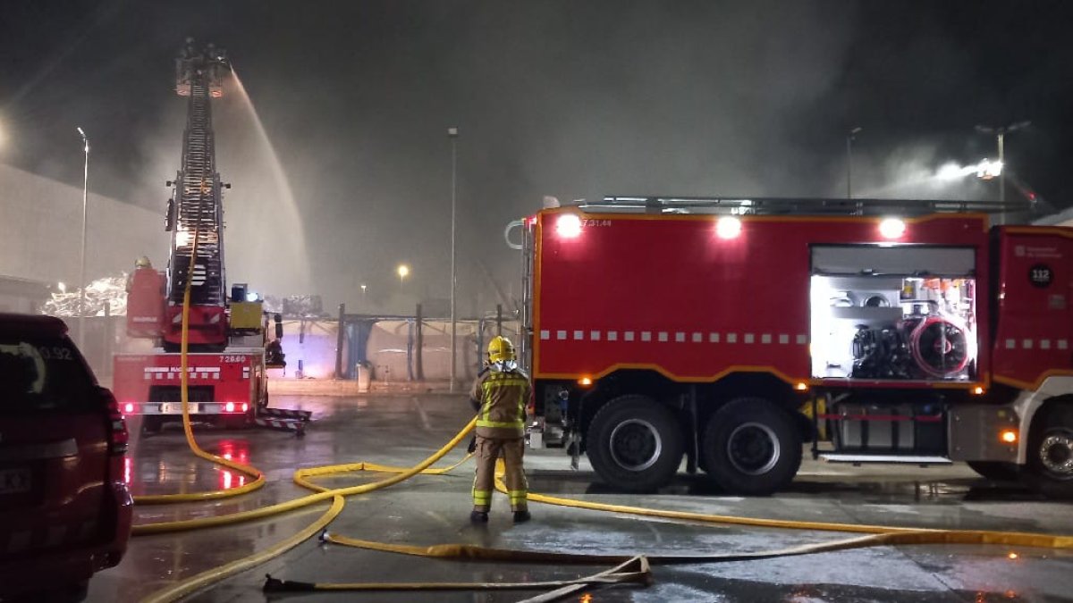 Fins a 22 dotacions de bombers han treballat en l'incendi de Constantí.
