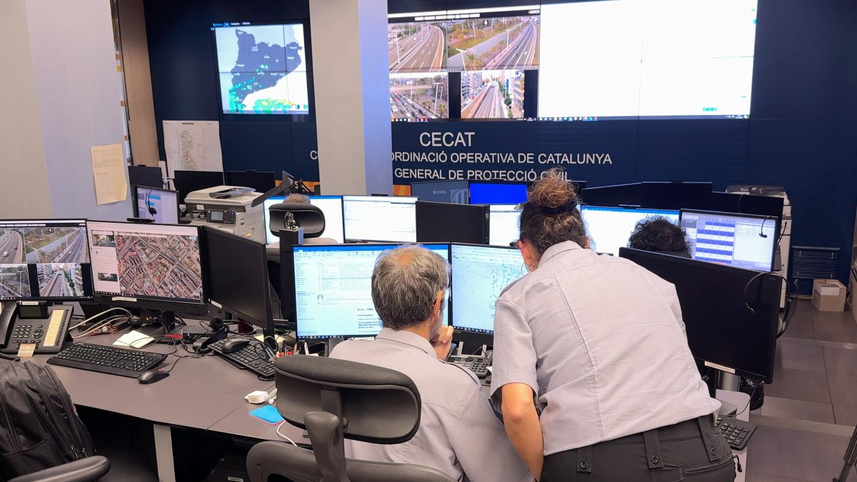 Membres de Protecció Civil consultant les previsions al Centre d'Emergències de Catalunya