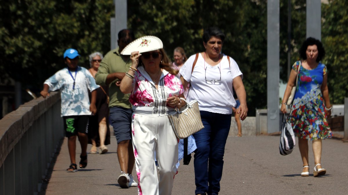 Imatge d'arxiu una dona protegint-se de la calor amb un ventall
