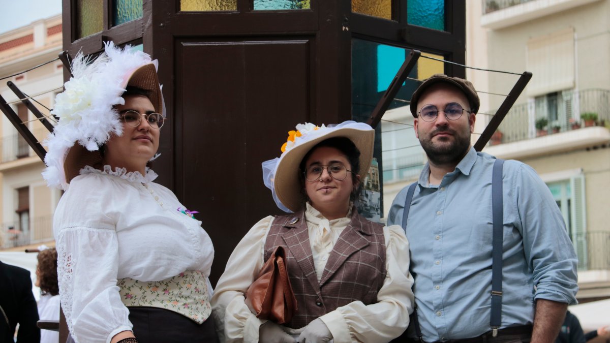 La Marta, l'Helena i en Jordi, tres reusencs vestits d'època durant la tercera edició de Reus 1900. Festa Modernista