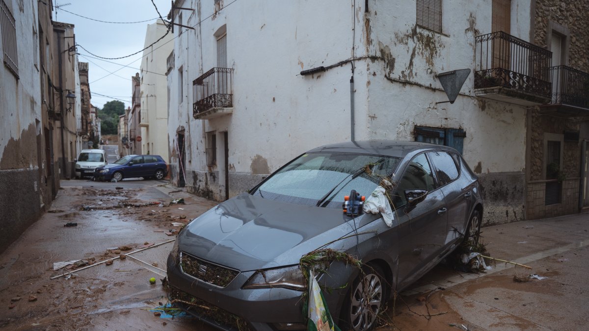 Vehicles arrossegats per les pluges a Godall.