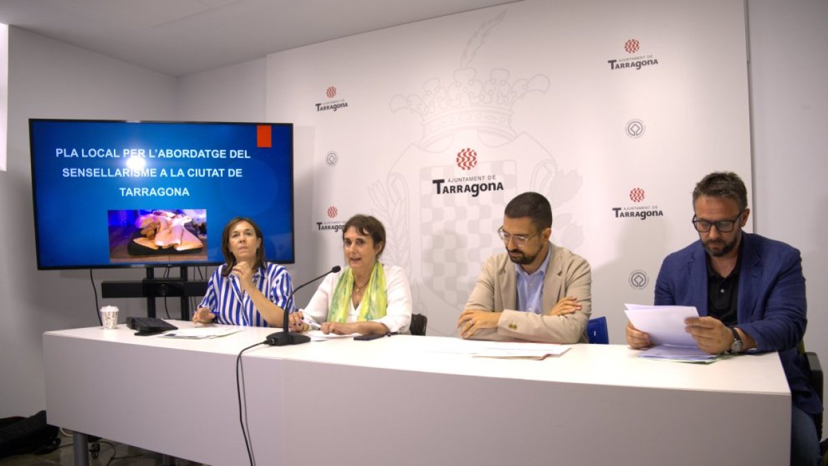 Jordi Dies, a la derecha de la imagen, en una rueda de prensa en el Ayuntamiento