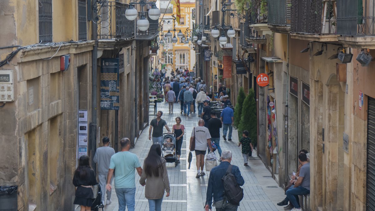 Imagen de archivo de la calle Major, en la Part Alta, con personas paseando.