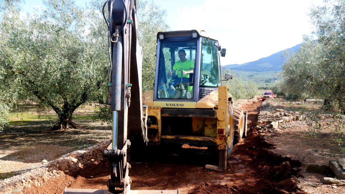 Maquinària pesant treballant en un camí del terme de Freginals