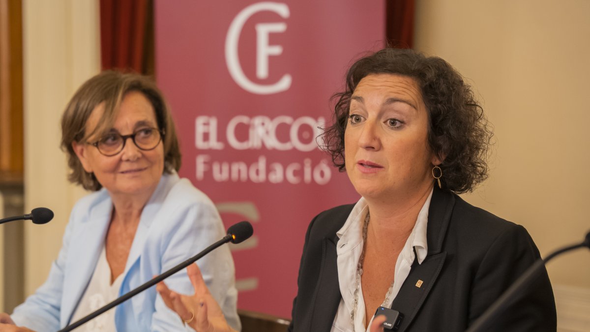 La consellera de Economia i Finances, Alícia Romero, durante la conferencia en El Círcol.