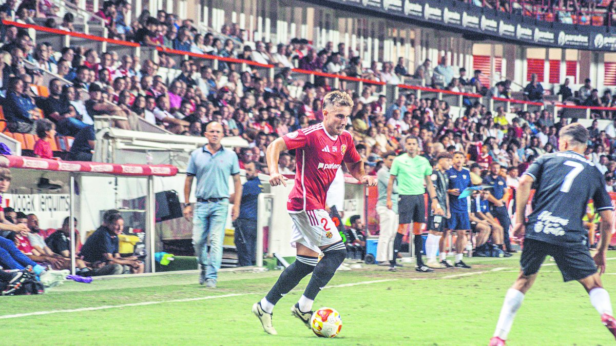 El jugador del Nàstic, Sergio Camus, durant un duel al Nou Estadi aquesta temporada.