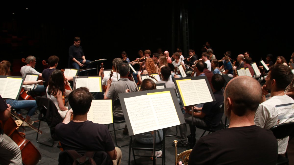 Músicos de la Franz Schubert Filharmonia durante un ensayo en el Teatro Tarragona.
