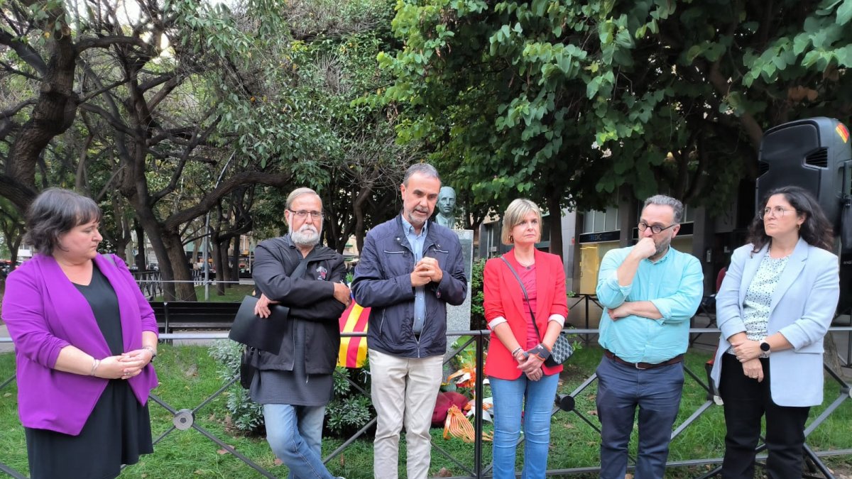 Fotografía de un instante del acto, que tuvo lugar delante del busto de Companys en la plaza Llibertat.