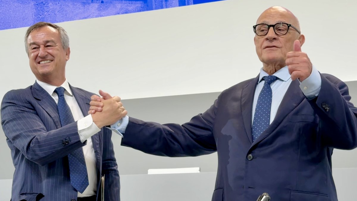 César González-Bueno y Josep Oliu al final de la Junta General Extraordinària d'Accionistes.