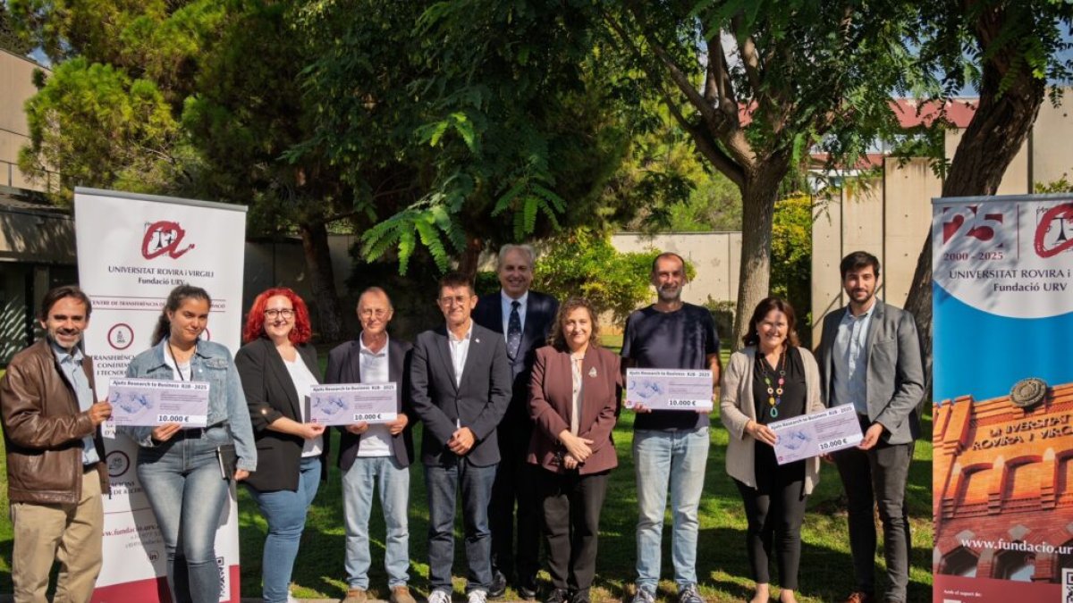 Els guardonats amb els ajuts R2B del 2025, amb els representants de la Universitat.