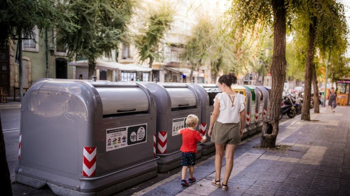 Imatge d’arxiu d’uns contenidors de superfície a la Rambla Vella de Tarragona.