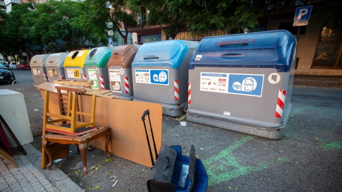 La plataforma i la FAVT denuncien la brutícia als carrers i reclamen solucions.