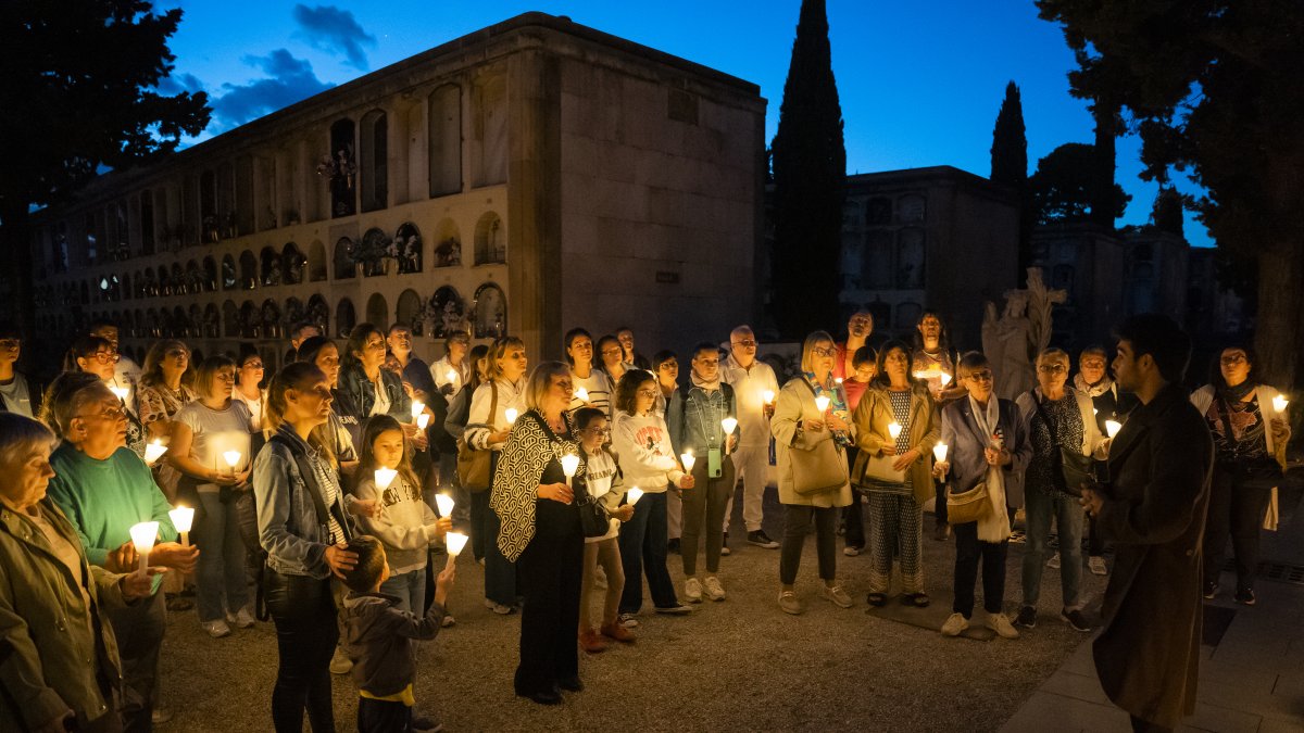 Fotografia de les visites nocturnes al Cementiri General de Reus, aquest dimarts al vespre.
