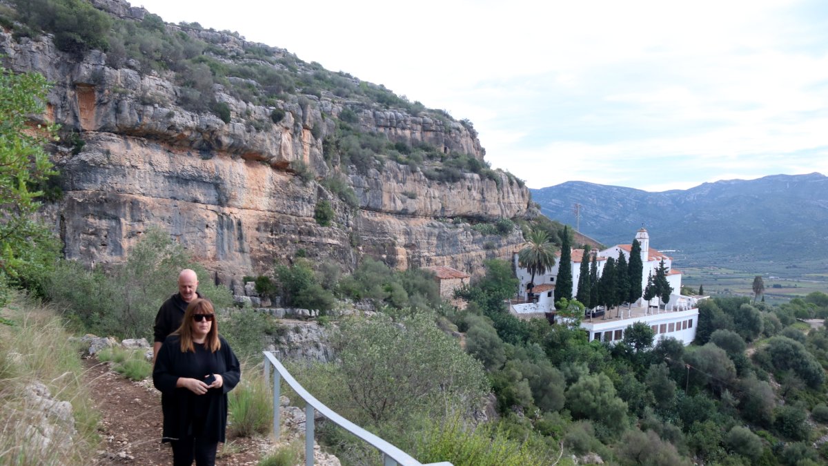 L'alcaldessa d'Ulldecona, Núria Ventura, i el tècnic municipal de Patrimoni, Agustí Vericat, verifiquen l'estat del camí d'accés als abrics rupestres de l'ermita de la Pietat.