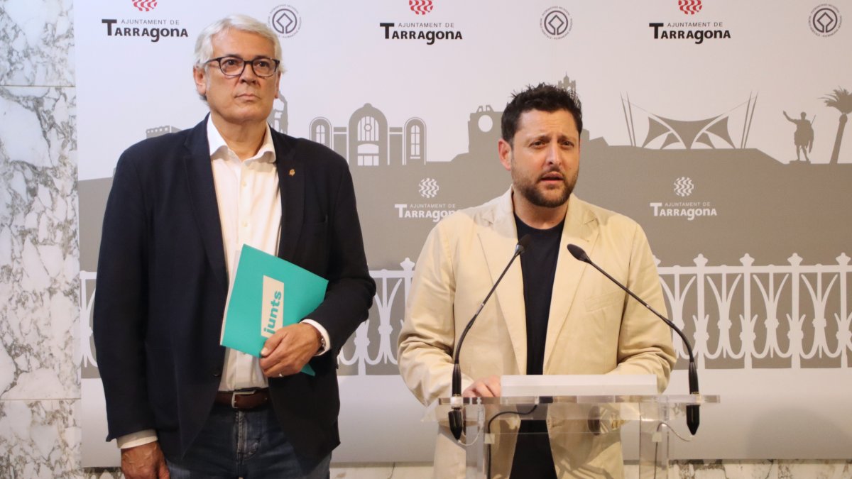 L'alcalde de Tarragona, Rubén Viñuales, i el portaveu de Junts a l'Ajuntament de Tarragona, Jordi Sendra, durant la roda de premsa.