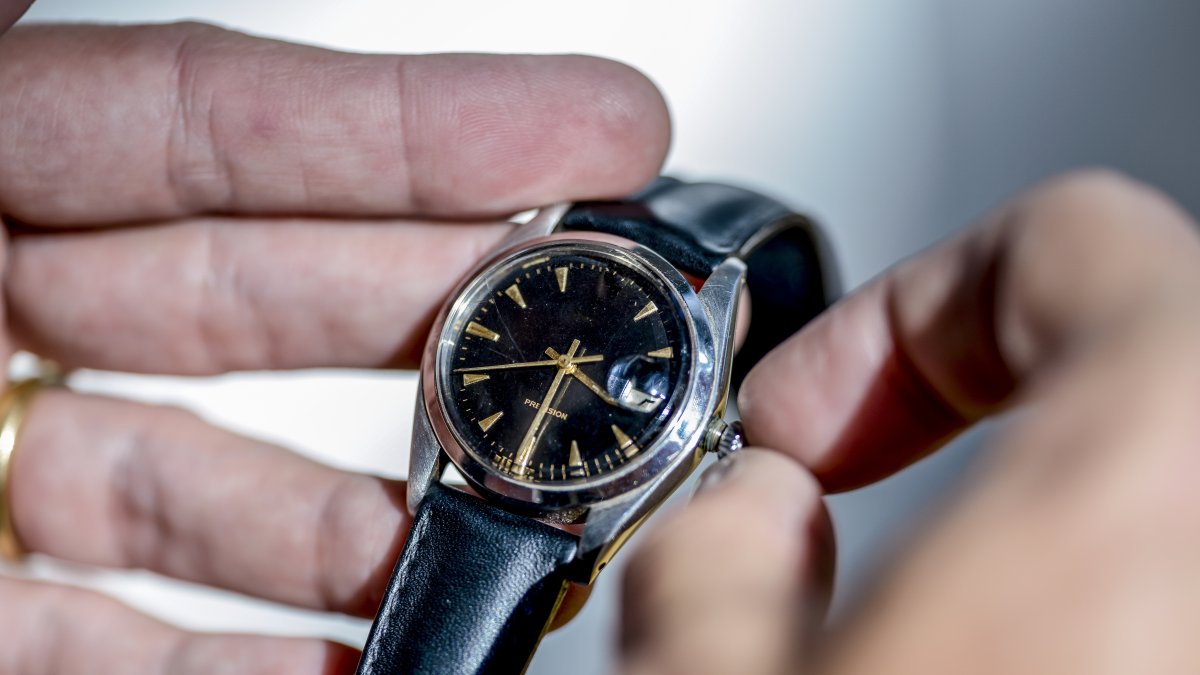 Un hombre cambia la hora del reloj